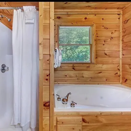 Smokey Mountain Retreat, Hot Tub, Game Room, Sleeps 8! Gatlinburg Exterior photo