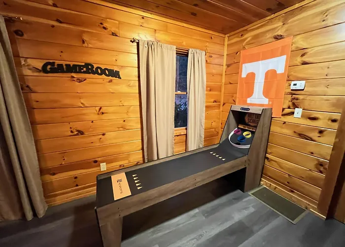 Smokey Mountain Retreat, Hot Tub, Game Room, Sleeps 8!