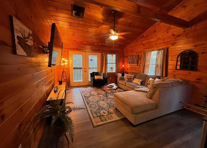 Smokey Mountain Retreat, Hot Tub, Game Room, Sleeps 8!
