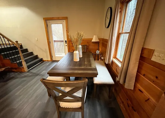 Smokey Mountain Retreat, Hot Tub, Game Room, Sleeps 8!