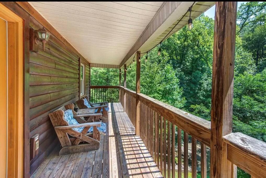 Smokey Mountain Retreat, Hot Tub, Game Room, Sleeps 8! Gatlinburg