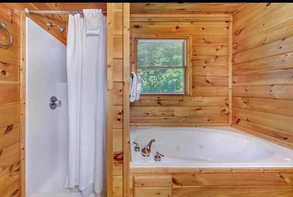 Holiday home Smokey Mountain Retreat, Hot Tub, Game Room, Sleeps 8! Gatlinburg