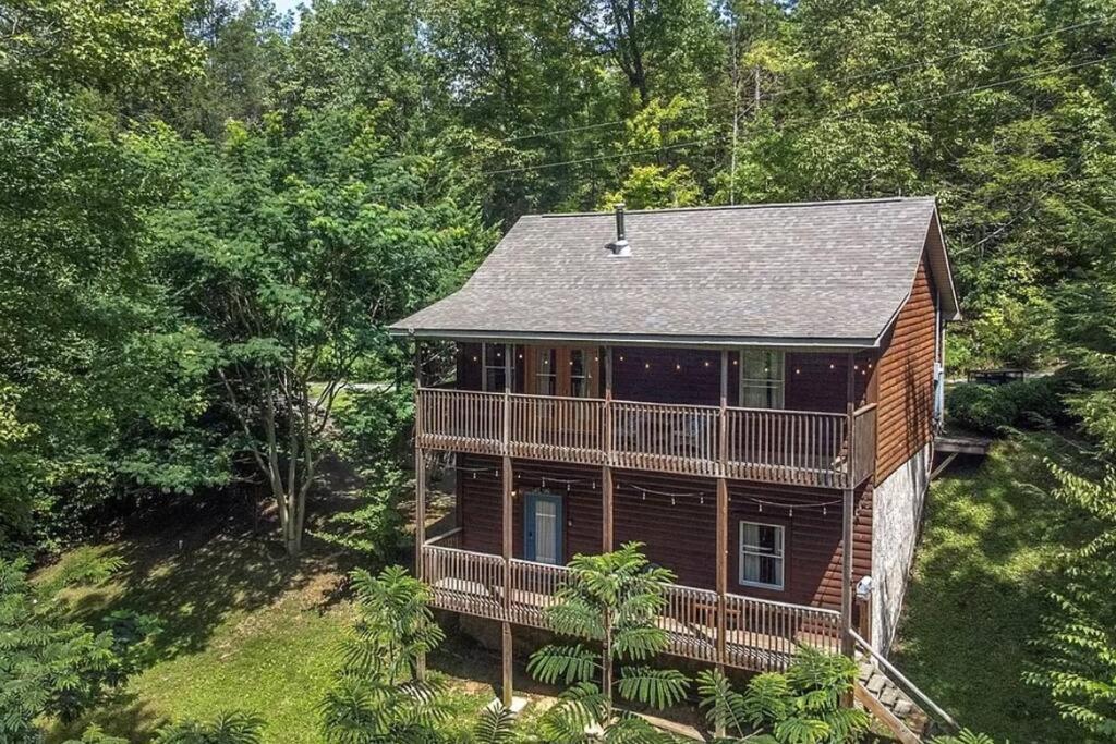 Smokey Mountain Retreat, Hot Tub, Game Room, Sleeps 8! Holiday home