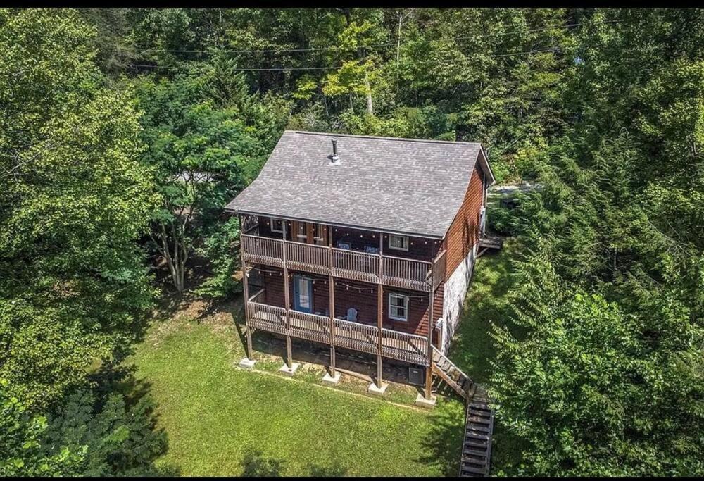 Smokey Mountain Retreat, Hot Tub, Game Room, Sleeps 8! Holiday home *
