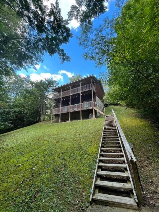 Smokey Mountain Retreat, Hot Tub, Game Room, Sleeps 8! *