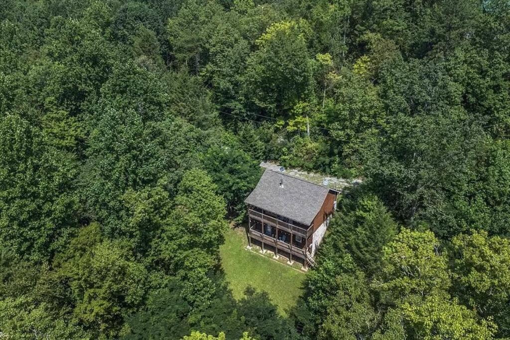 Smokey Mountain Retreat, Hot Tub, Game Room, Sleeps 8!