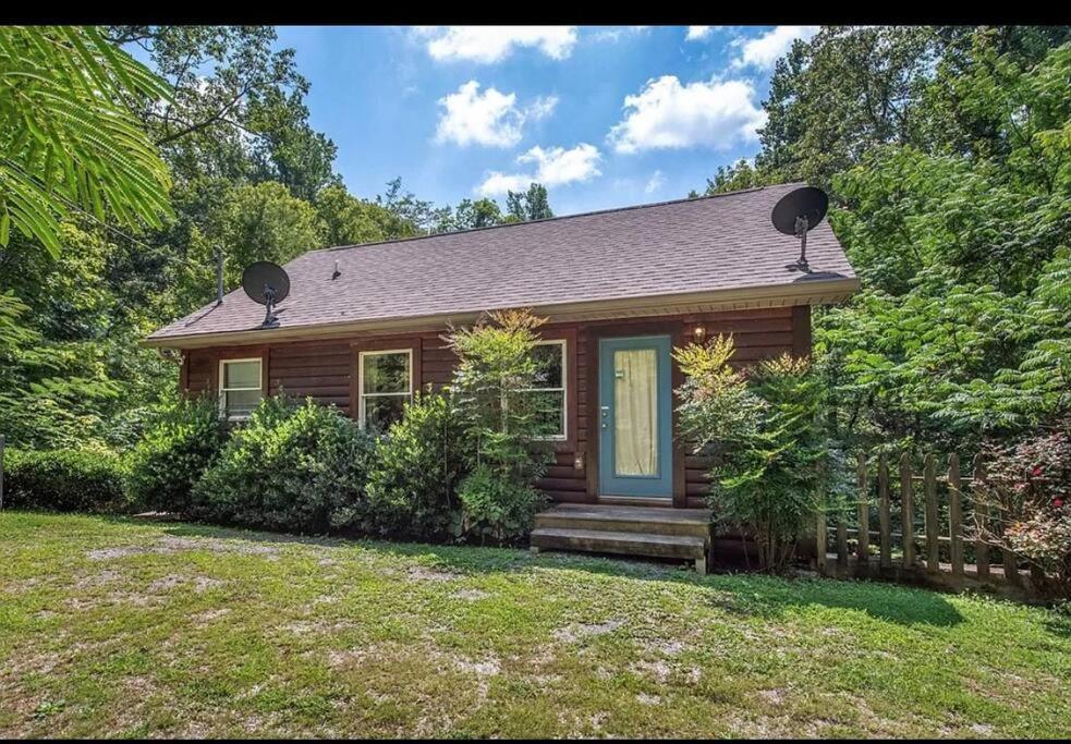 Smokey Mountain Retreat, Hot Tub, Game Room, Sleeps 8! Holiday home