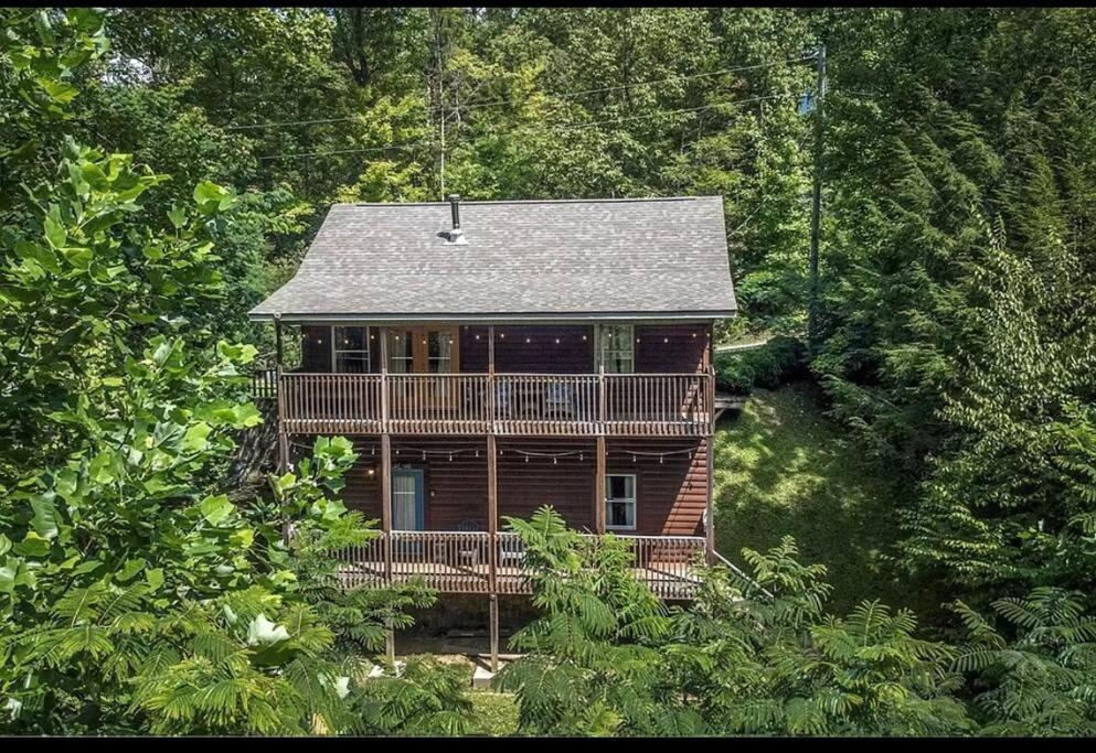 Smokey Mountain Retreat, Hot Tub, Game Room, Sleeps 8! * Gatlinburg
