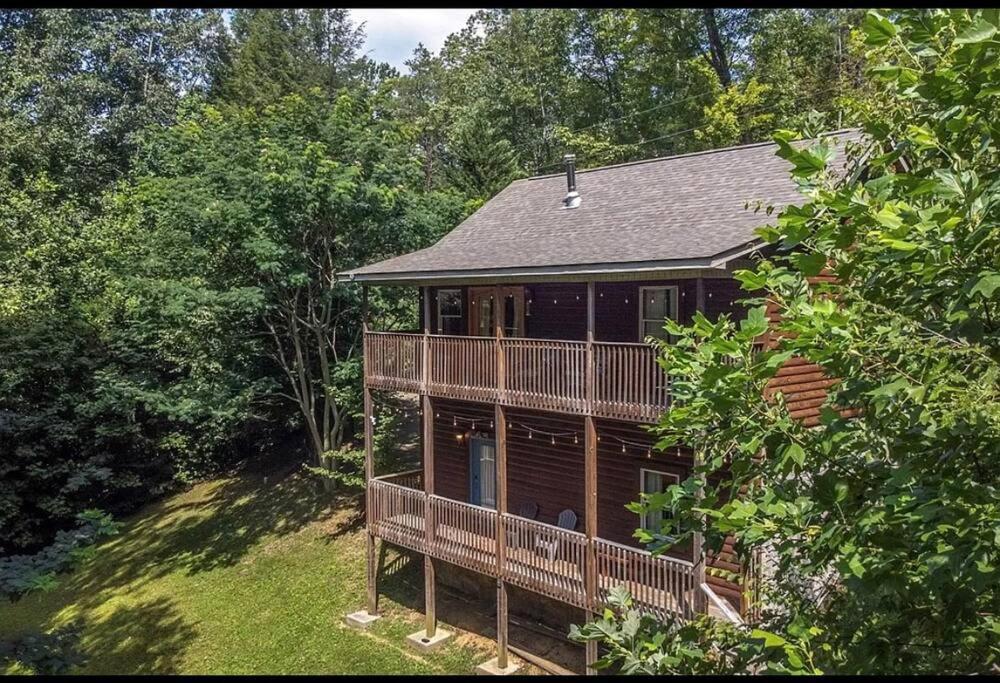 Smokey Mountain Retreat, Hot Tub, Game Room, Sleeps 8! Holiday home