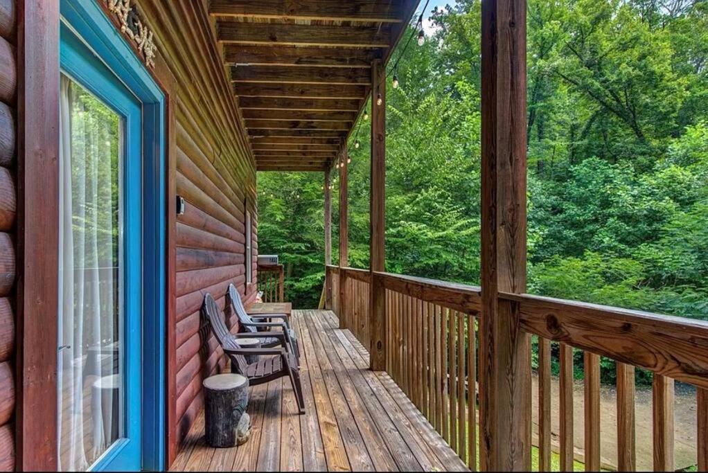 Smokey Mountain Retreat, Hot Tub, Game Room, Sleeps 8! Gatlinburg