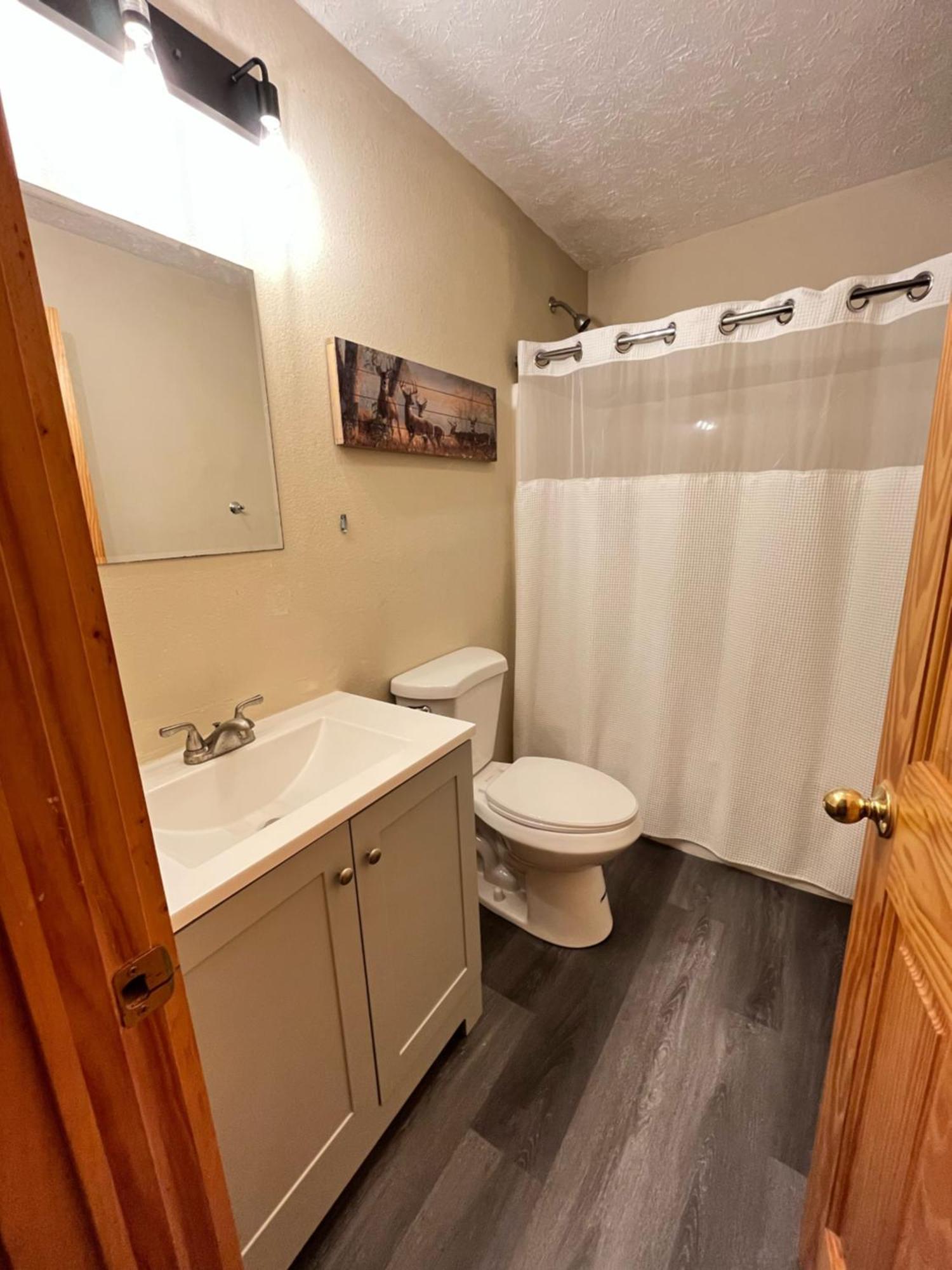 Smokey Mountain Retreat, Hot Tub, Game Room, Sleeps 8!