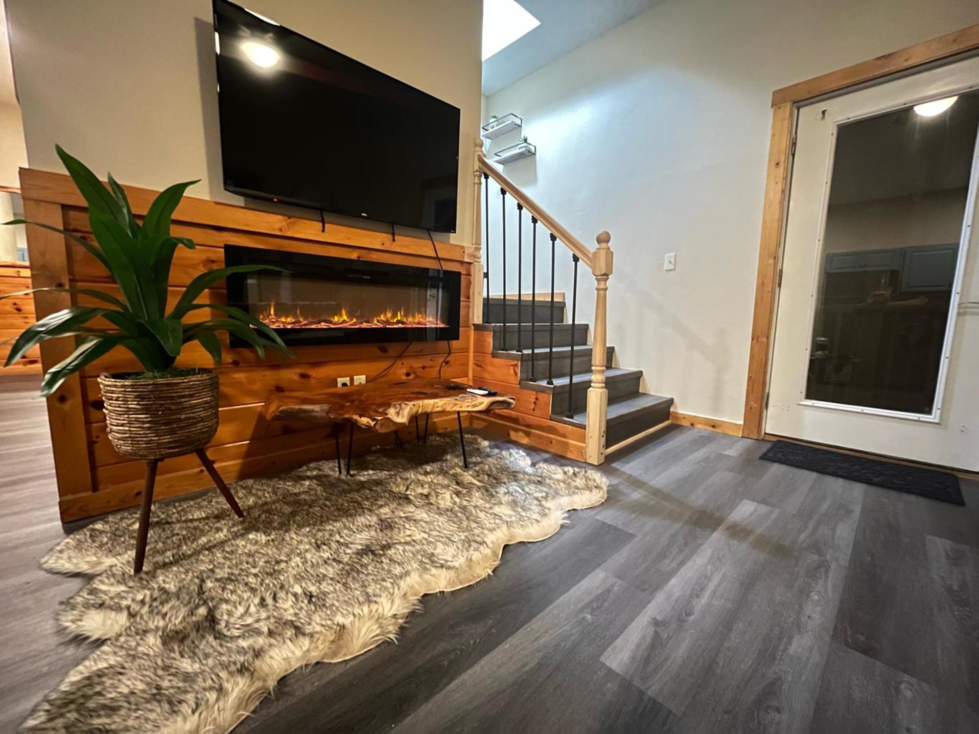 Smokey Mountain Retreat, Hot Tub, Game Room, Sleeps 8! *