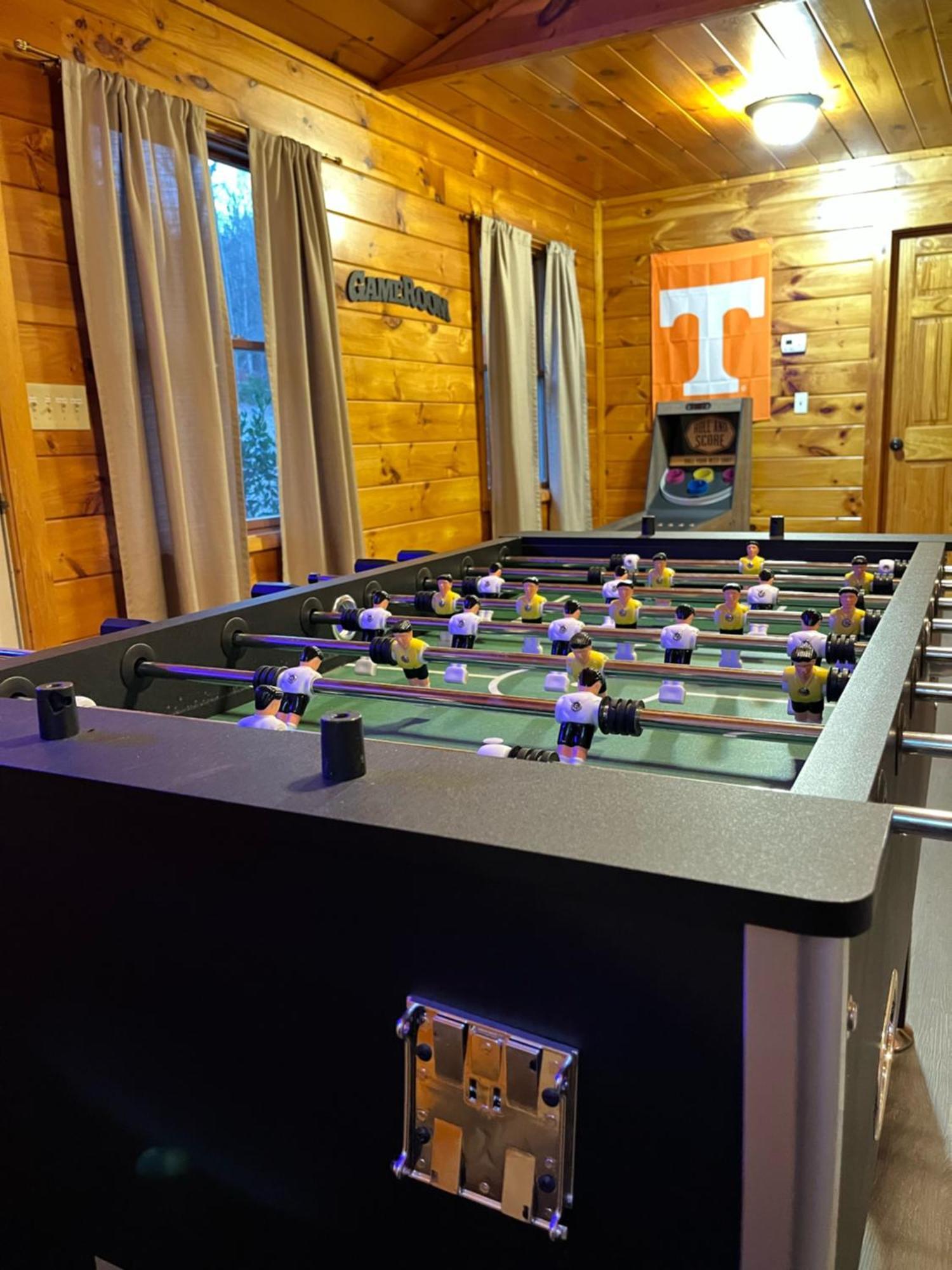 Smokey Mountain Retreat, Hot Tub, Game Room, Sleeps 8! Holiday home