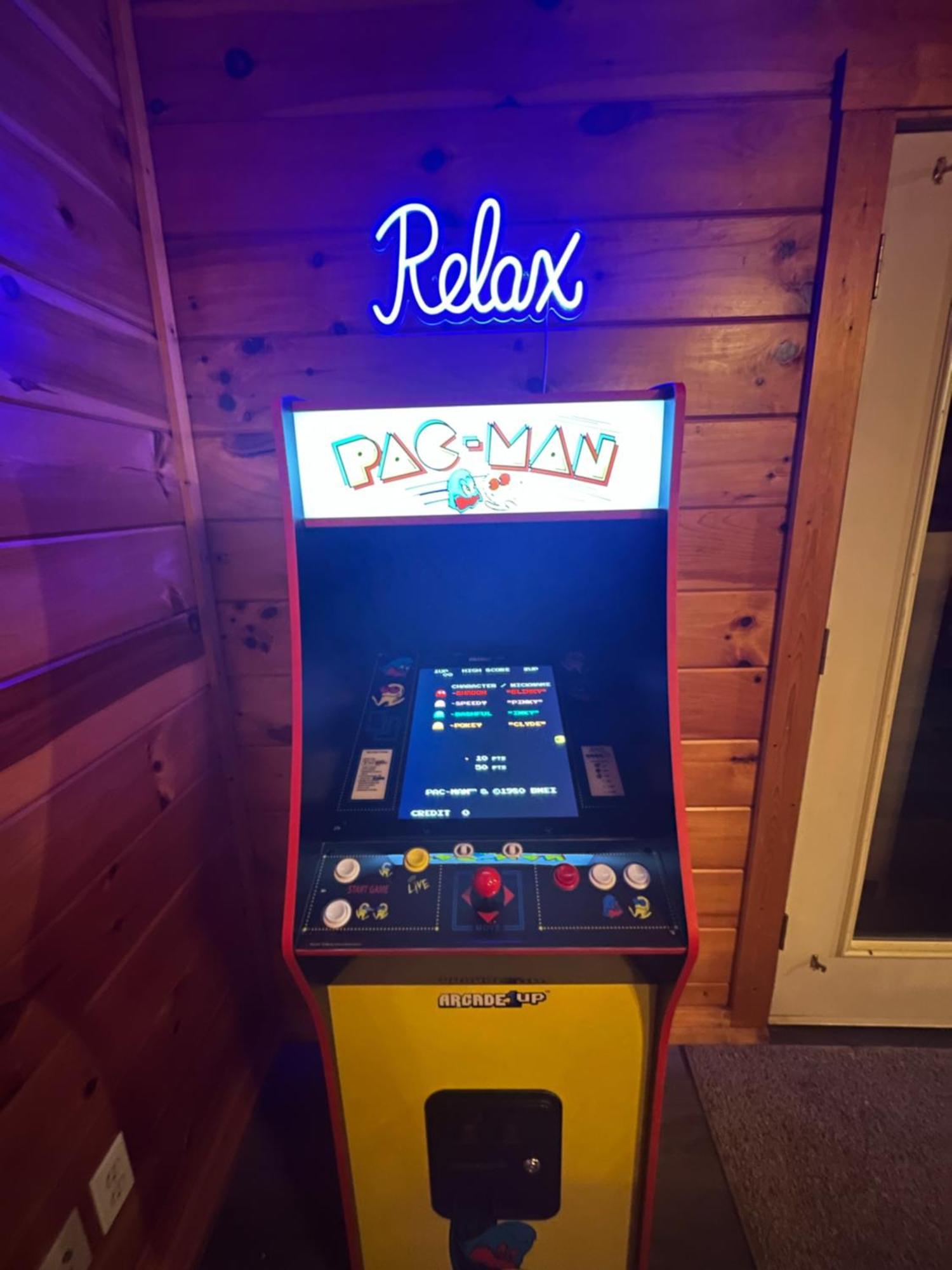 Smokey Mountain Retreat, Hot Tub, Game Room, Sleeps 8!