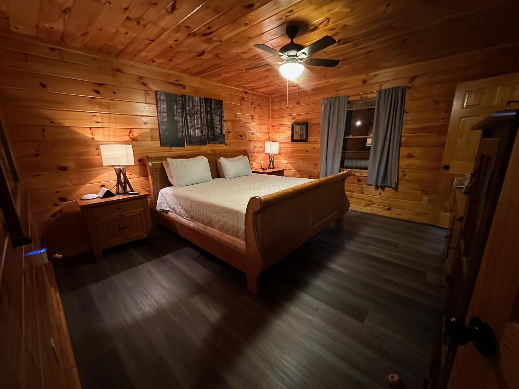 Smokey Mountain Retreat, Hot Tub, Game Room, Sleeps 8! Holiday home *