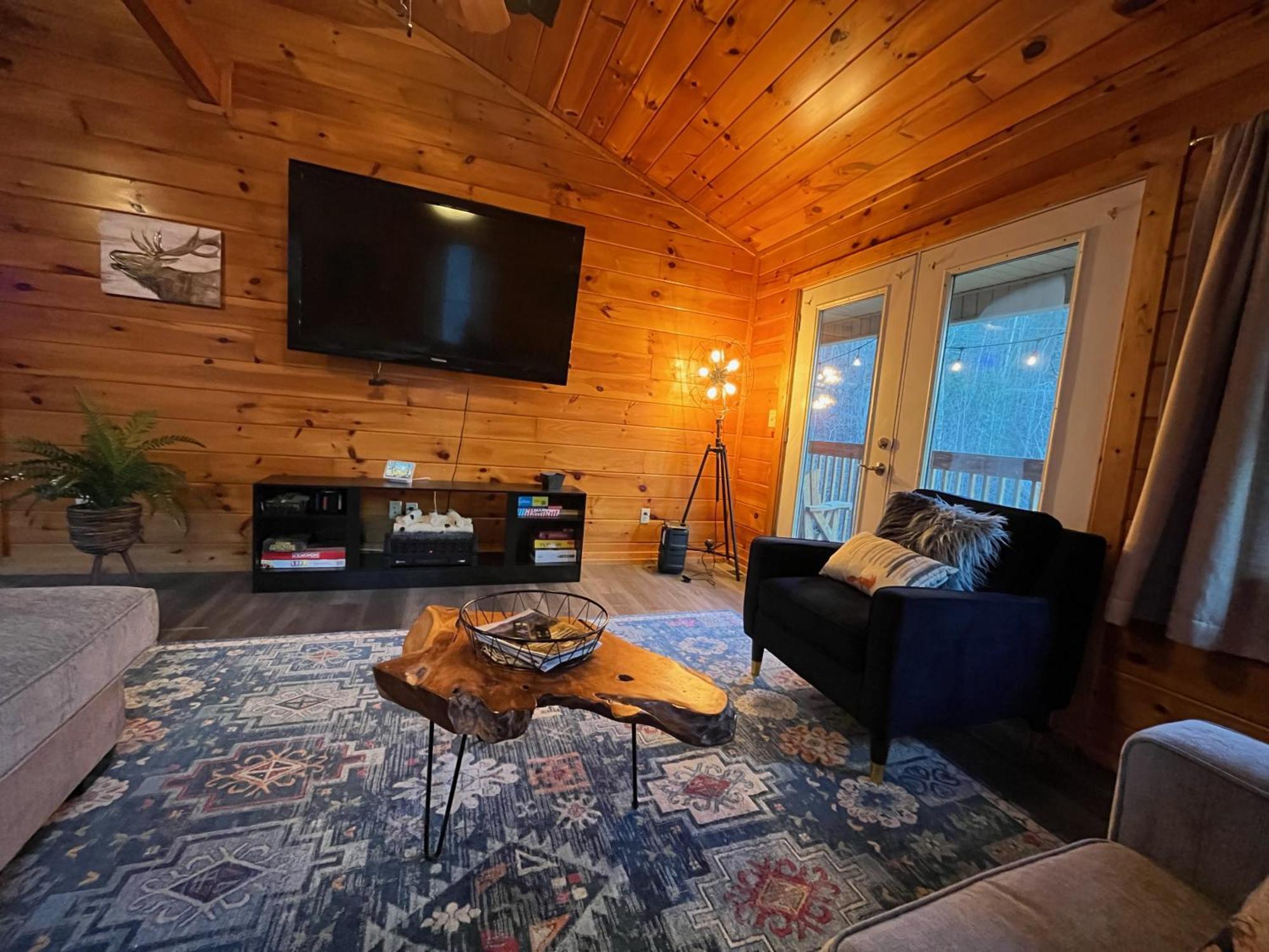 Holiday home Smokey Mountain Retreat, Hot Tub, Game Room, Sleeps 8! Gatlinburg