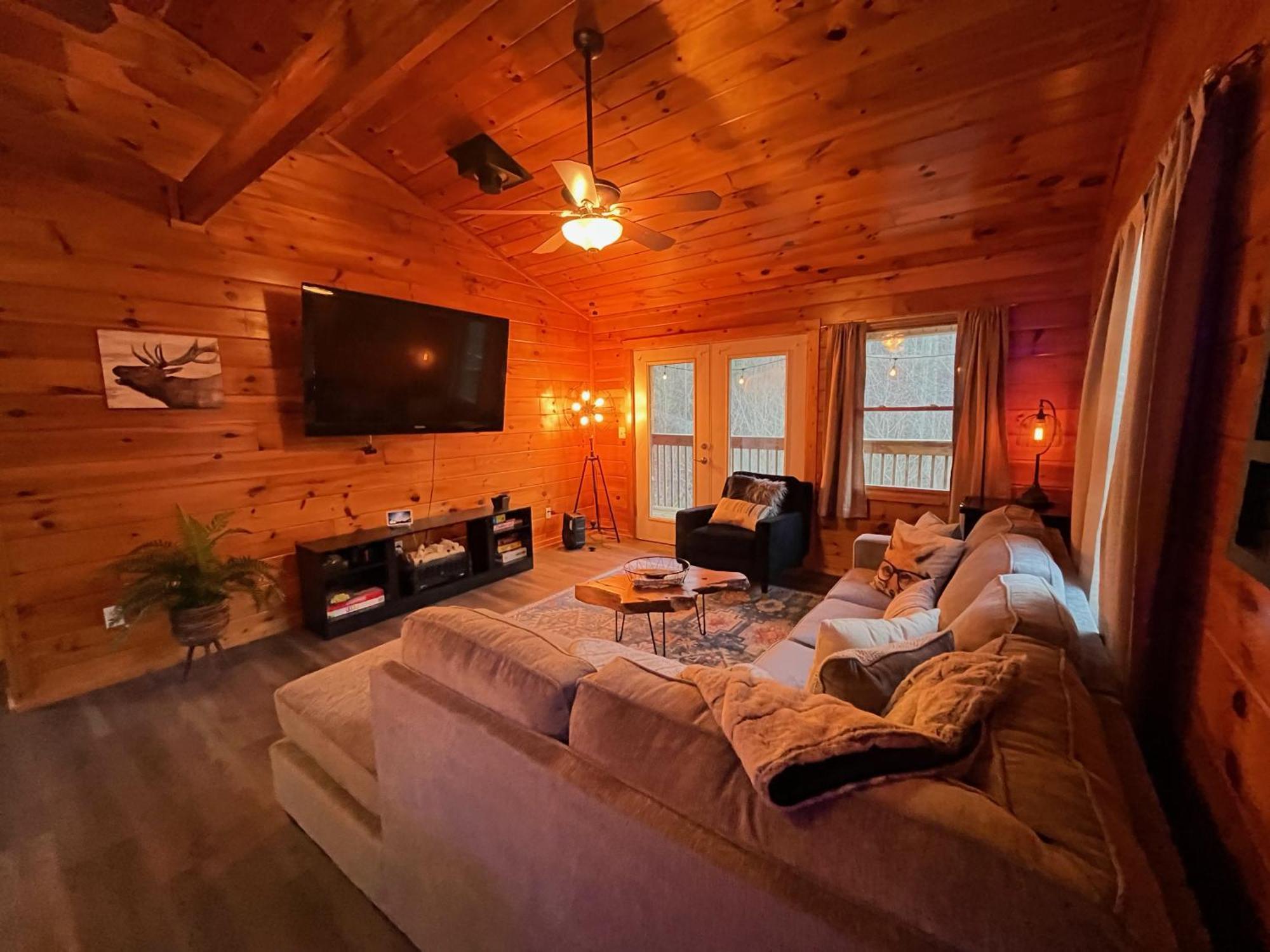 Smokey Mountain Retreat, Hot Tub, Game Room, Sleeps 8! Holiday home Gatlinburg