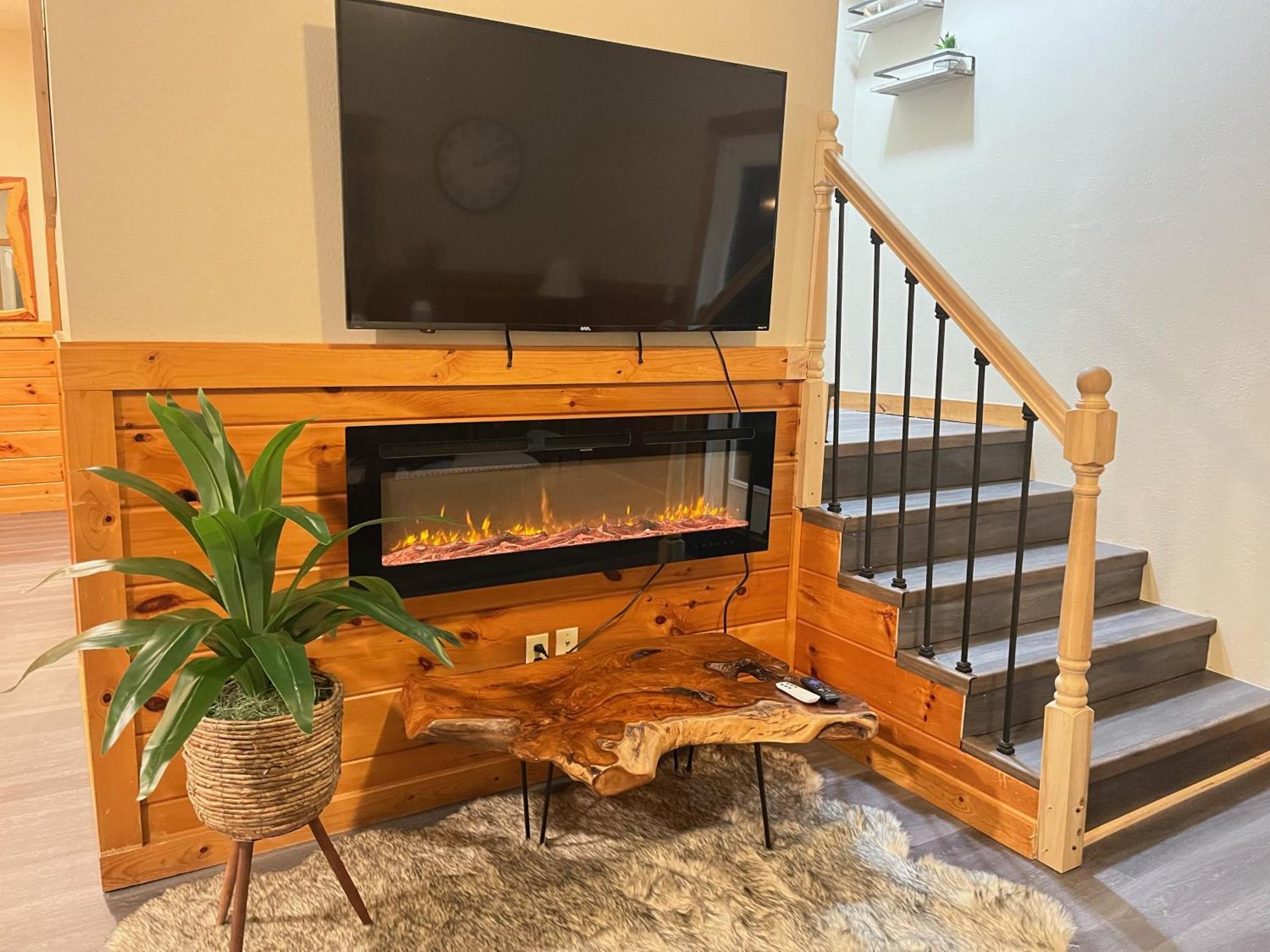 Smokey Mountain Retreat, Hot Tub, Game Room, Sleeps 8! *