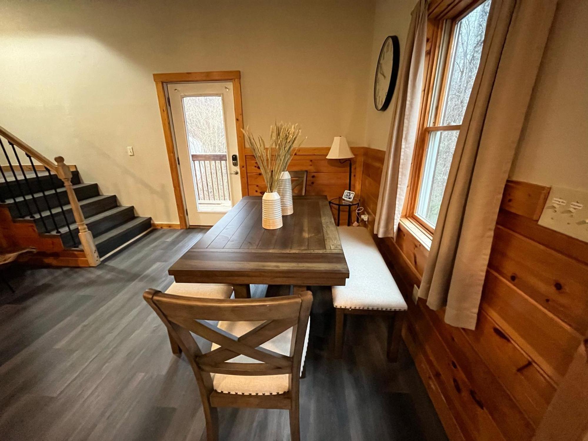 Smokey Mountain Retreat, Hot Tub, Game Room, Sleeps 8! Holiday home *