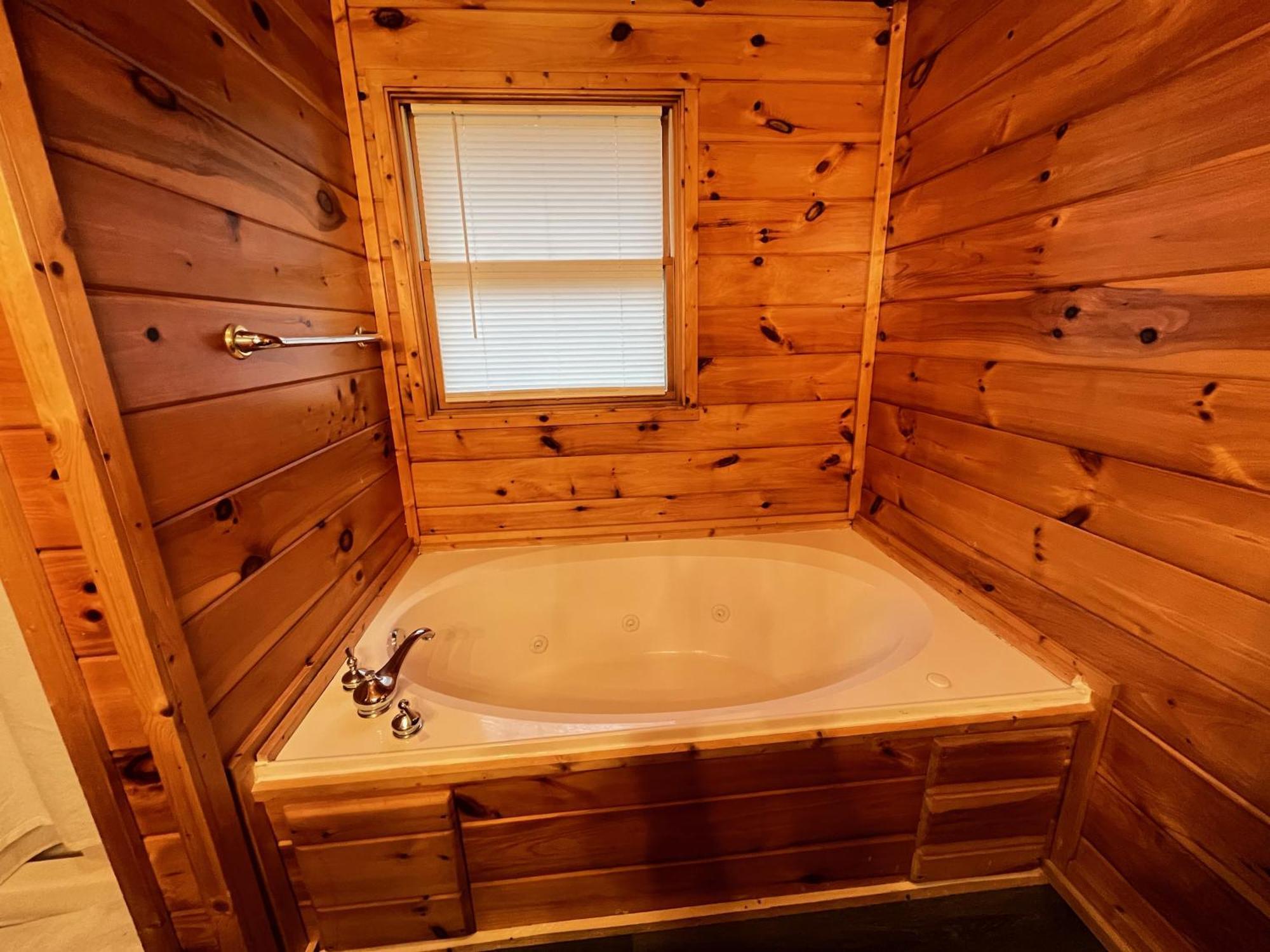 Smokey Mountain Retreat, Hot Tub, Game Room, Sleeps 8! Holiday home Gatlinburg