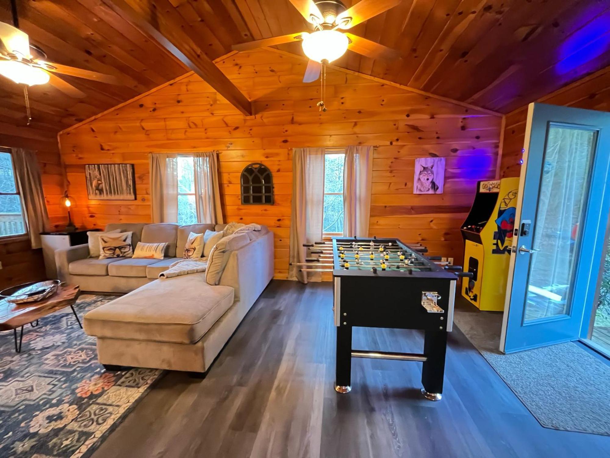 Smokey Mountain Retreat, Hot Tub, Game Room, Sleeps 8! *