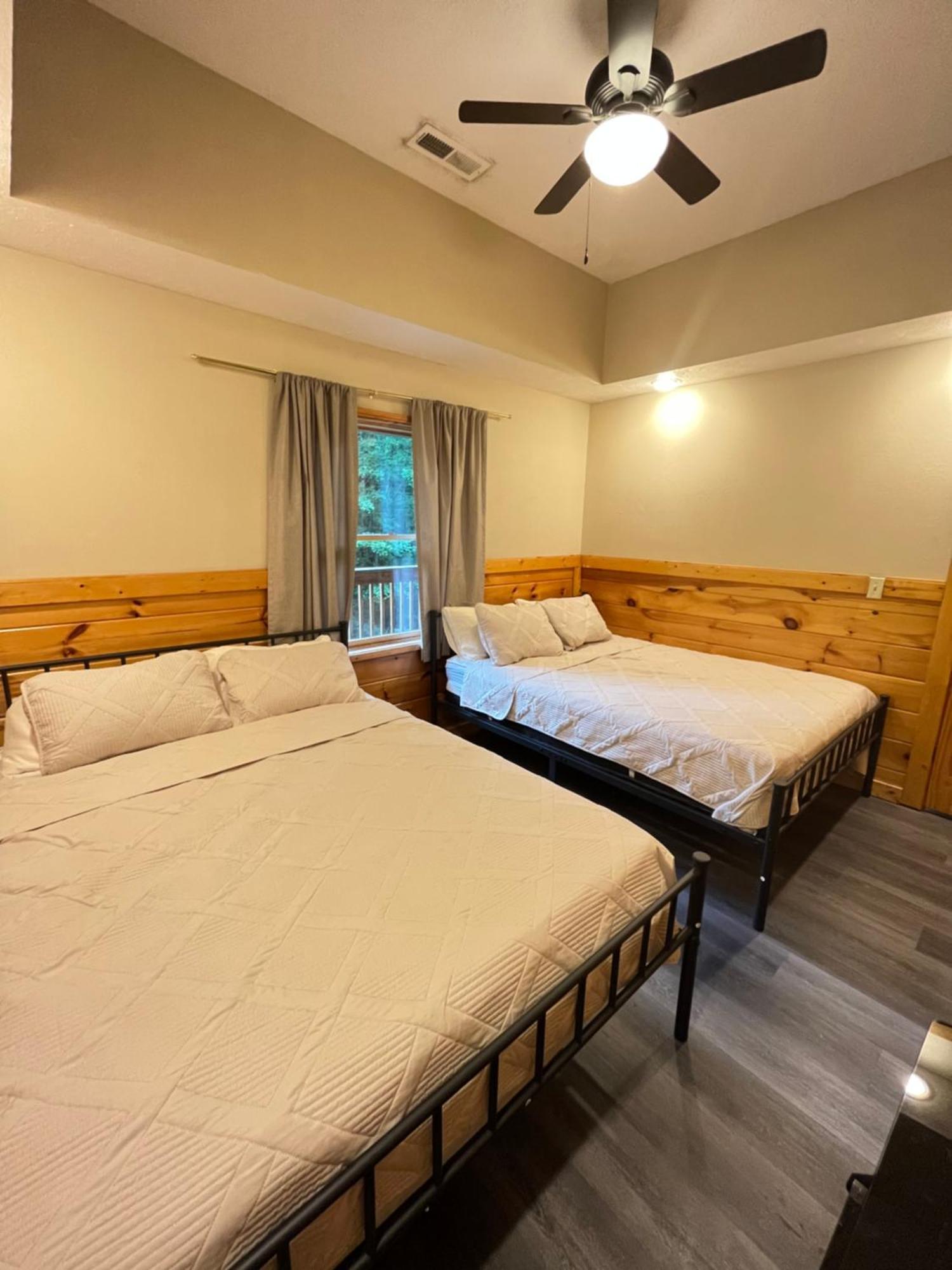 Holiday home Smokey Mountain Retreat, Hot Tub, Game Room, Sleeps 8! *